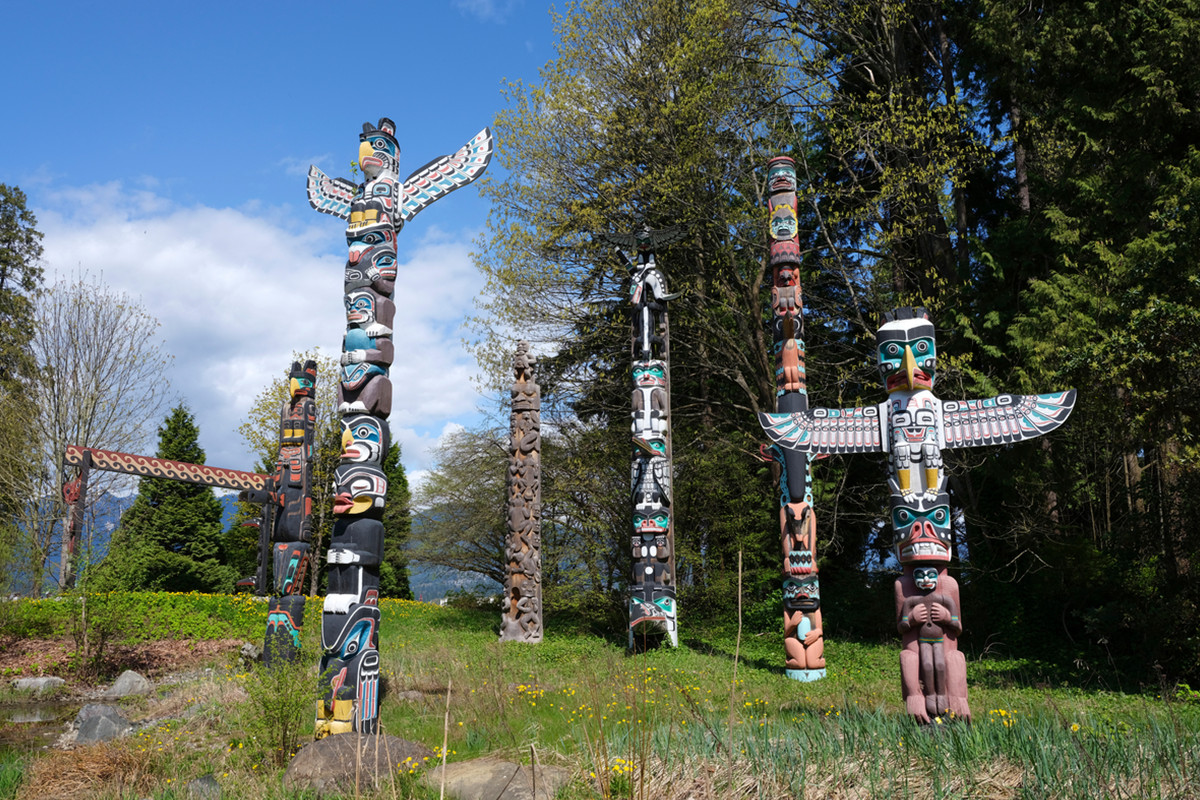 Features Of Good Luck Oriental Totem Pole